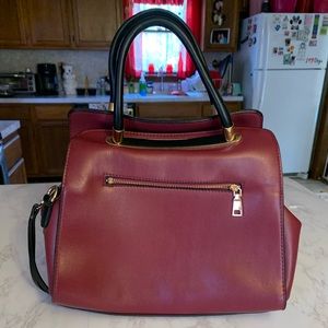 Maroon sturdy  shoulder bag